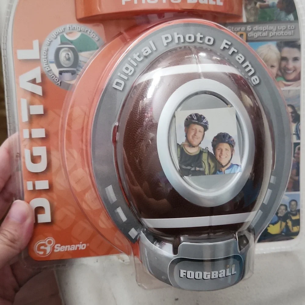 Vu-Me Photo Ball Football Digital Photo Frame 70 Photo Storage